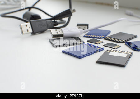 Un ensemble de disques durs à mémoire flash se trouve sur un tableau blanc Banque D'Images