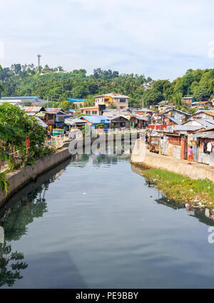 Tacloban City, Philippines - 12 juin 2018 : Maisons dans Philippines près d'une rivière Banque D'Images