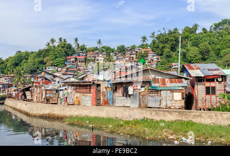 Tacloban City, Philippines - 12 juin 2018 : Maisons sur une colline aux Philippines Banque D'Images