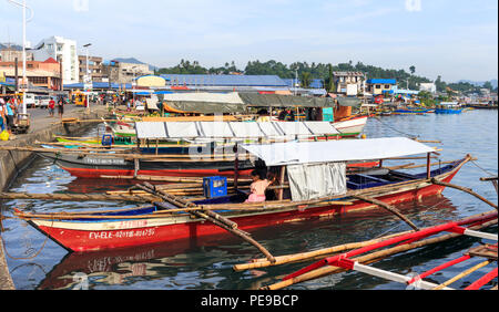 Tacloban City, Philippines - 12 juin 2018 : Bateaux Downtwon Tacloban City Banque D'Images