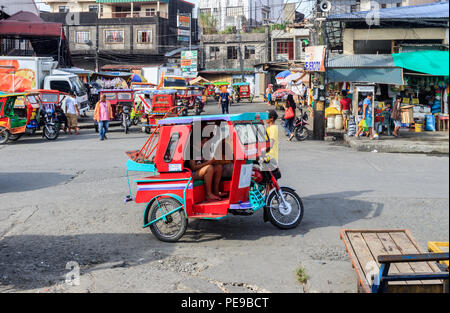 Tacloban City, Philippines - 12 juin 2018 : un tricycle dans Downtwon Tacloban City Banque D'Images