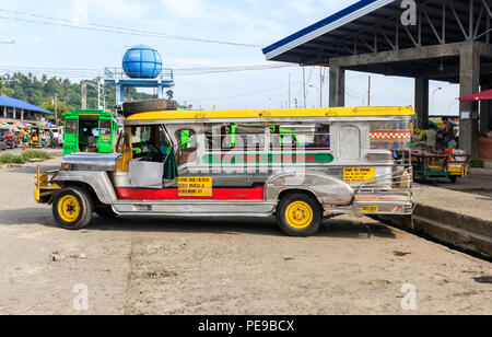 Tacloban City, Philippines - 12 juin 2018 : un Jeepney aux Philippines utilisé pour le transport public Banque D'Images