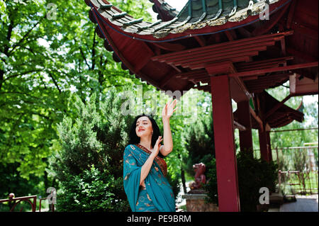 Portrait of beautiful indian brumette fille ou femme hindoue contre modèle maison traditionnelle japonaise. Banque D'Images