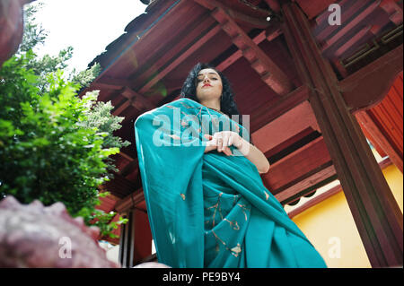 Portrait of beautiful indian brumette fille ou femme hindoue contre modèle maison traditionnelle japonaise. Banque D'Images