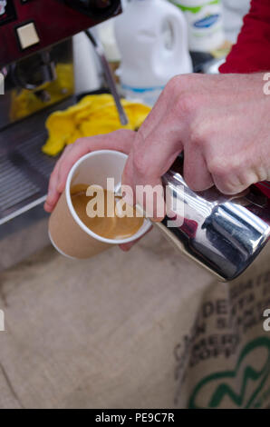 Le café est servi dans Abergavenny food festival Banque D'Images