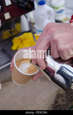 Le café est servi dans Abergavenny food festival Banque D'Images