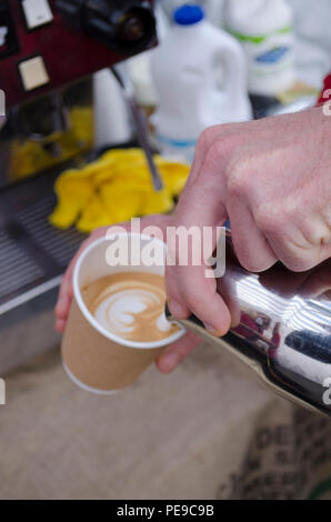 Le café est servi dans Abergavenny food festival Banque D'Images