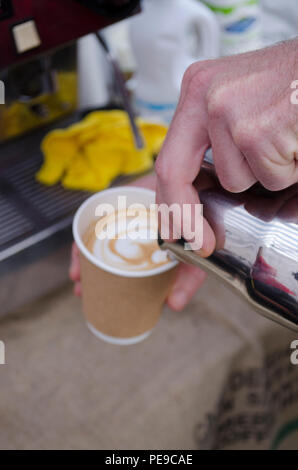 Le café est servi dans Abergavenny food festival Banque D'Images