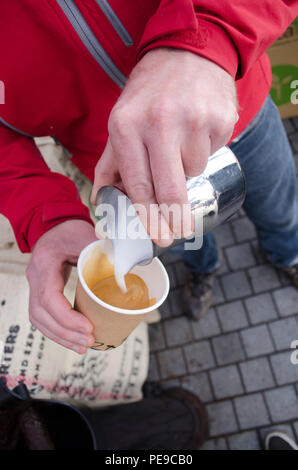 Le café est servi dans Abergavenny food festival Banque D'Images