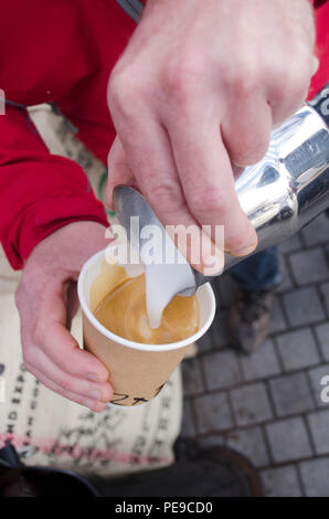 Le café est servi dans Abergavenny food festival Banque D'Images