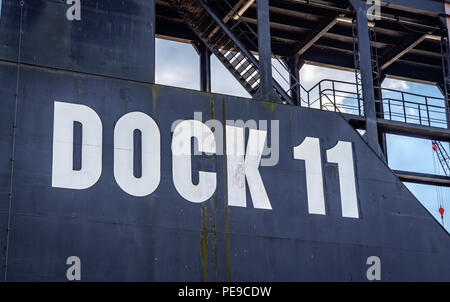 Blohm  + Voss, Dock 11, le plus grand chantier naval de Hambourg, est situé en face de St Pauli Landungsbrücken, Allemagne Banque D'Images