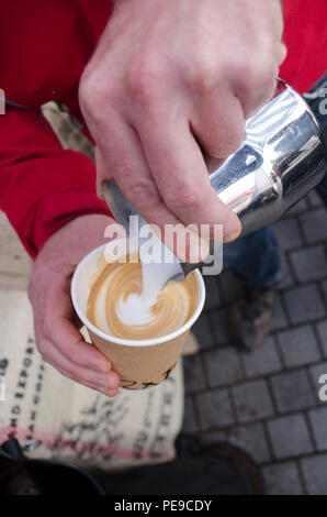 Le café est servi dans Abergavenny food festival Banque D'Images