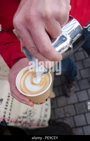 Le café est servi dans Abergavenny food festival Banque D'Images