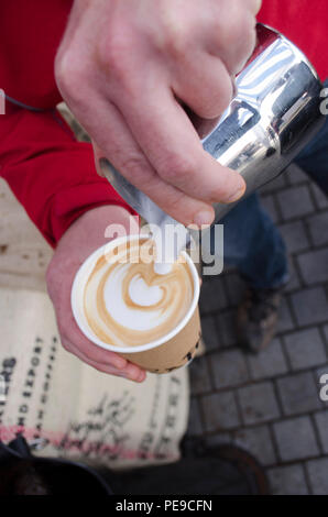 Le café est servi dans Abergavenny food festival Banque D'Images