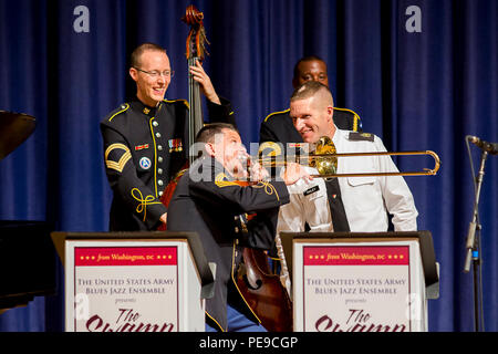 Le Sgt. 1re classe Regan Brough, extrême gauche, et le sergent-chef. Harry Watters, sur le trombone, l'armée américaine de la bande "Pershing's propre," comme le Sgt. Le major de l'Armée de Daniel A. Dailey entre dans la rainure de l'ensemble Jazz Blues Folk à Brucker Hall le 6 novembre sur le Fort Myer partie de Joint Base Myer-Henderson Hall. Dailey sauta sur scène que le groupe a joué de la musique dans le cadre d'une tournée de JBM-HH. (Joint Base Myer-Henderson PAO Hall photo de Nell King) Banque D'Images