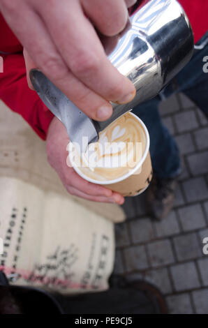 Le café est servi dans Abergavenny food festival Banque D'Images