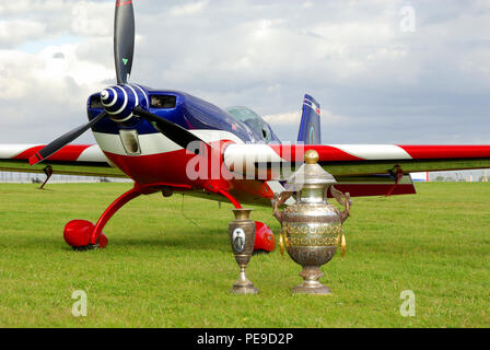 L'équipe française de voltige Extra 330 avion à l'Organisation mondiale de la voltige WAC championnat à Silverstone, UK. Gagnant d'aéronefs de trophée, trophées. Aresti Cup Banque D'Images