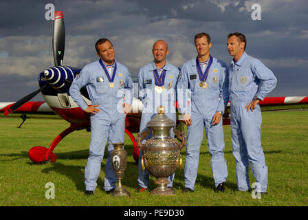 L'équipe de voltige français lors du Championnat de voltige WAC à Silverstone, UK. Gagnants avec trophée, trophées. Renaud Ecalle, François Le Vot Banque D'Images