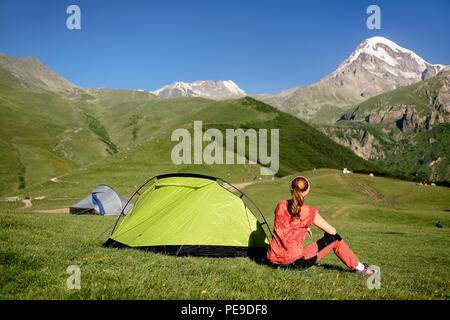 Trekking dans les montagnes du Grand Caucase. Route pour le sommet. Kazbek Stepantsminda, Géorgie Banque D'Images