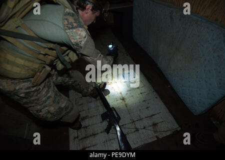 Un Jagdkommando prend une photo de documents en tant que forces spéciales alliées effectuez une recherche sur le site de l'OTAN pour les forces d'opérations spéciales de l'exploitation technique du campus dans le cours des opérations du Centre de soutien à la formation La formation de l'Alliance du Benelux zone sur la base aérienne de Chièvres Chièvres en, Belgique, le 28 octobre, 2015. (U.S. Photo de l'armée par Visual Spécialiste de l'information, Pierre-Etienne Courtejoie/libérés) Banque D'Images