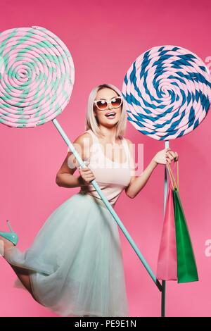 Cute model avec des bonbons et des sacs Banque D'Images