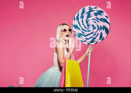 Cute model avec des bonbons et des sacs Banque D'Images