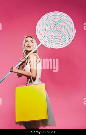 Cute model avec des bonbons et des sacs Banque D'Images