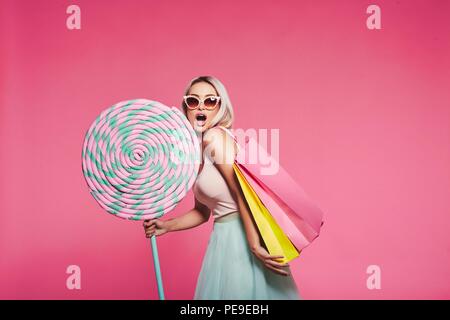 Cute model avec des bonbons et des sacs Banque D'Images