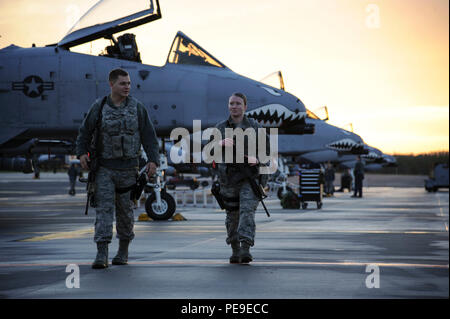 Deux forces de sécurité de l'US Air Force Airmen à pied la piste à la base aérienne d'Amari, l'Estonie, le 3 novembre 2015. Ces aviateurs des forces de sécurité font partie du 74e Escadron expéditionnaire de l'équipe des opérations de la Base Support-Integrating Spangalhem et sont déployées à partir de la base aérienne, dans le cadre d'un package de sécurité dans le théâtre à l'appui de l'opération Atlantic résoudre. (U.S. Air Force photo par Andrea Jenkins/libérés) Banque D'Images