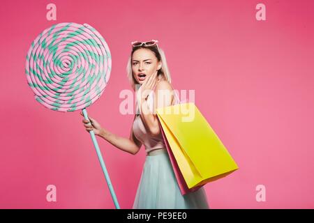 Cute model avec des bonbons et des sacs Banque D'Images