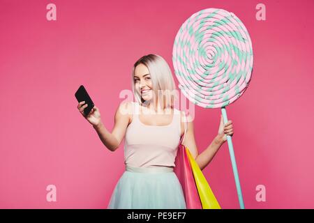 Cute model avec des bonbons et des sacs Banque D'Images