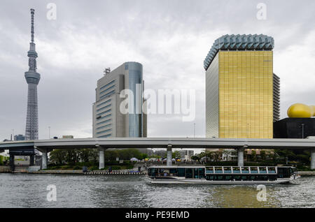 Bâtiments emblématiques comme vu de parc Sumida, à travers la rivière Sumida. Ces capacités sont des AC et Asahi Tower, Quartier Sumida, Tokyo Skytree et bureau. Banque D'Images