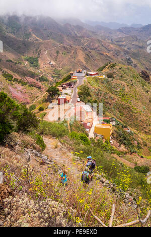 Vue sur le village de catalanes à partir d'un sentier de randonnée dans la région de Anaga, Tenerife, Canaries, Espagne Banque D'Images