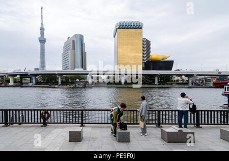Bâtiments emblématiques comme vu de parc Sumida, à travers la rivière Sumida. Ces capacités sont des AC et Asahi Tower, Quartier Sumida, Tokyo Skytree et bureau. Banque D'Images