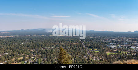 Collines couvertes dans la fumée des feux de forêt à proximité, Bend Oregon USA. Banque D'Images