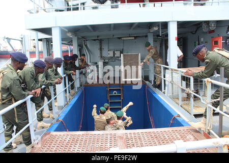 Aider les Marines des États-Unis Royaume-Uni Royal Marine Commandos dans l'enseignement de visite, conseil, perquisition et saisie (VBSS) à l'Operaçües Fuzileiros Especiais Marines, le 6 octobre, à bord de la Royal Navy britannique HMS Lancaster, à Lobito, en Angola. La formation est venu à la demande de l'U.S. Naval Forces l'Afrique et la marine britannique à l'appui de l'Afrique de l'NAVAF Station Partenariat missions dans le golfe de Guinée. Cinq Marines américains et un marin de l'US Navy Marine Groupe de travail spécialisé air-sol crise Response-Africa ont participé à la formation, qui comprenait également des exercices d'action immédiate, les patrouilles, la main d'armes Banque D'Images