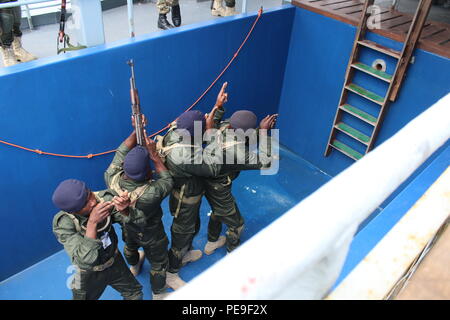 Aider les Marines des États-Unis Royaume-Uni Royal Marine Commandos dans l'enseignement de visite, conseil, perquisition et saisie (VBSS) à l'Operaçües Fuzileiros Especiais Marines, le 6 octobre, à bord de la Royal Navy britannique HMS Lancaster, à Lobito, en Angola. La formation est venu à la demande de l'U.S. Naval Forces l'Afrique et la marine britannique à l'appui de l'Afrique de l'NAVAF Station Partenariat missions dans le golfe de Guinée. Cinq Marines américains et un marin de l'US Navy Marine Groupe de travail spécialisé air-sol crise Response-Africa ont participé à la formation, qui comprenait également des exercices d'action immédiate, les patrouilles, la main d'armes Banque D'Images