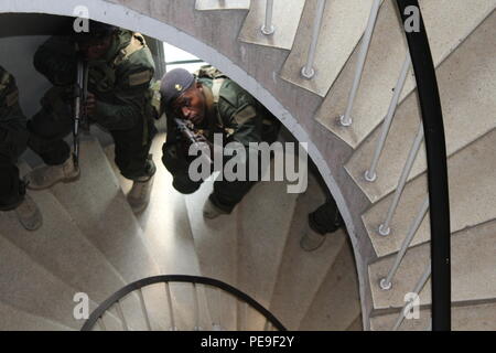 Les Marines américains de l'Angola en train Fuzileiros Operaçües Especiais Marines, le 7 octobre, dans la chambre de compensation dans les techniques de Lobito, en Angola. La formation est venu à la demande de l'U.S. Naval Forces l'Afrique et la marine britannique à l'appui de l'Afrique de l'NAVAF Station Partenariat missions dans le golfe de Guinée. Cinq Marines américains et un marin de l'US Navy Marine Groupe de travail spécialisé air-sol crise Response-Africa ont participé à la formation, aux côtés de leurs homologues britanniques Royal Marine Commando, qui comprenait également visite, conseil, perquisition et saisie (VBSS), exercices d'action immédiate, de patrouille, le maniement des armes, marksm Banque D'Images