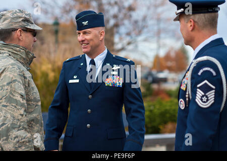 Le colonel Tim Donnellan, la 124e Escadre de chasse, le commandant parle de Brig. Le général Michael Nolan, adjudant général, commandant adjoint de la Garde nationale, après l'Gowen Field Memorial Park Journée de commémoration et d'inauguration le 17 novembre 2015 à Gowen Field, Boise, Idaho. Donnellan, était le conférencier invité lors de la cérémonie. (U.S. Air National Guard photo de Tech. Le Sgt. Joshua C. Allmaras/libérés) Banque D'Images