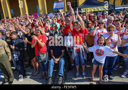 Les familles et les amis attendent le rejet de leur nouvelle société Delta Les Marines du 1er Bataillon, la formation des recrues, avant d'appeler la liberté au Marine Corps Recruter Depot San Diego, le 12 novembre. C'est la première fois qu'ils ont vu leurs marines depuis leur arrivée au dépôt il y a 13 semaines. Aujourd'hui, tous les hommes recrutés dans l'ouest du Mississippi sont formés à MCRD San Diego. L'atelier est responsable de la formation de plus de 16 000 recrues par année. Delta Entreprise est prévue pour le 13 novembre d'études supérieures. Banque D'Images