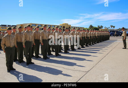 Marines à partir de la société Delta, 1er bataillon de formation des recrues, attendez que les cadres instructeurs de forage pour les libérer pour la liberté appel au Marine Corps Recruter Depot San Diego, le 12 novembre. Le jour de la famille permet au nouveau Marines pour se réunir avec les familles pour la première fois depuis son départ pour la formation des recrues du Corps des Marines. Aujourd'hui, tous les hommes recrutés dans l'ouest du Mississippi sont formés à MCRD San Diego. L'atelier est responsable de la formation de plus de 16 000 recrues par année. La Compagnie Delta seront diplômés le 13 novembre. Banque D'Images