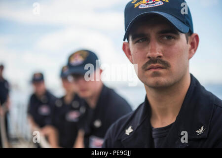 151116-N-XM324-193 MANILLE, Philippines (nov. 16, 2015) 3ème classe Technicien en électronique Josh Mason, de Houston, Texas, se soulève une amarre comme la classe Arleigh Burke destroyer lance-missiles USS Fitzgerald (DDG 62) arrive à Manille. Fitzgerald est en patrouille dans la 7e Flotte Secteur d'opérations à l'appui de la sécurité et de la stabilité dans l'Indo-Asia-Pacifique. (U.S. Photo par marine Spécialiste de la communication de masse de la classe 3ème Patrick Dionne/libérés) Banque D'Images