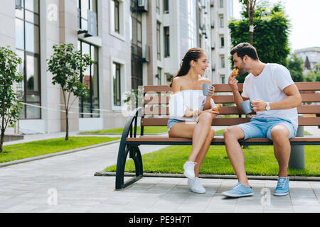 Heureux couple appréciant leur déjeuner Banque D'Images