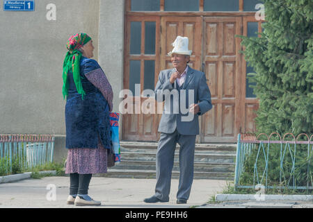 Un homme et une femme habillés en vêtements traditionnels en Bokonbayevo kirghize, le Kirghizistan Banque D'Images