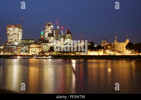 Avec la ville de Londres Thames River par nuit, réflexions sur l'eau, illuminé des gratte-ciel, l'architecture moderne, la Tour de Londres, long exposure Banque D'Images