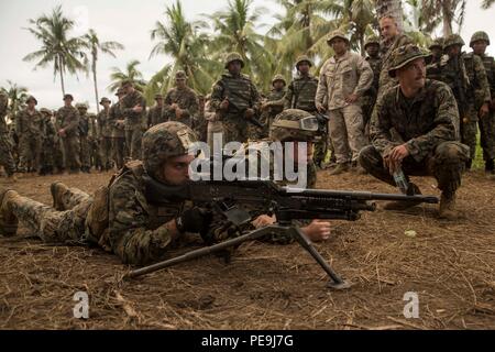 TANDUO BEACH, Malaisie (nov. 10, 2015) Les Marines américains Lance Cpl. Jesse Haynes, gauche, et lance le Cpl. Nicolas Biglione, centre, et le Cpl. Hans Windahl démontrer comment utiliser la M240B mitrailleuse à soldats malaisiens au cours de l'exercice amphibie 2015 Malaysia-United Membres. Windahl est une machine gun squad leader avec la compagnie Kilo, bataillon de l'équipe d'atterrissage 3e Bataillon, 1e Régiment de Marines, 15e Marine Expeditionary Unit. Biglione Haynes et sont tous deux mitrailleurs avec Kilo Co., BLT 3/1. Au cours de MALUS AMPHEX 15 Marines, avec la 15e MEU et soldats malaisiens ont échangé des armes d'infanterie capabilitie Banque D'Images