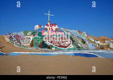 La Montagne du salut de l'installation d'art populaire près de Slab City et Niland, California, United States. Banque D'Images