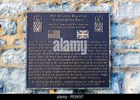 Plaque commémorative sur la digue à propos de la Deuxième Guerre mondiale, la présence de l'Armée US à Lyme Regis avant les débarquements du Jour J, Dorset, England, UK Banque D'Images