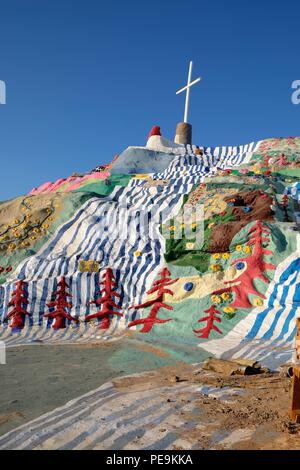 La Montagne du salut de l'installation d'art populaire près de Slab City et Niland, California, United States. Banque D'Images