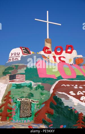 La Montagne du salut de l'installation d'art populaire près de Slab City et Niland, California, United States. Banque D'Images